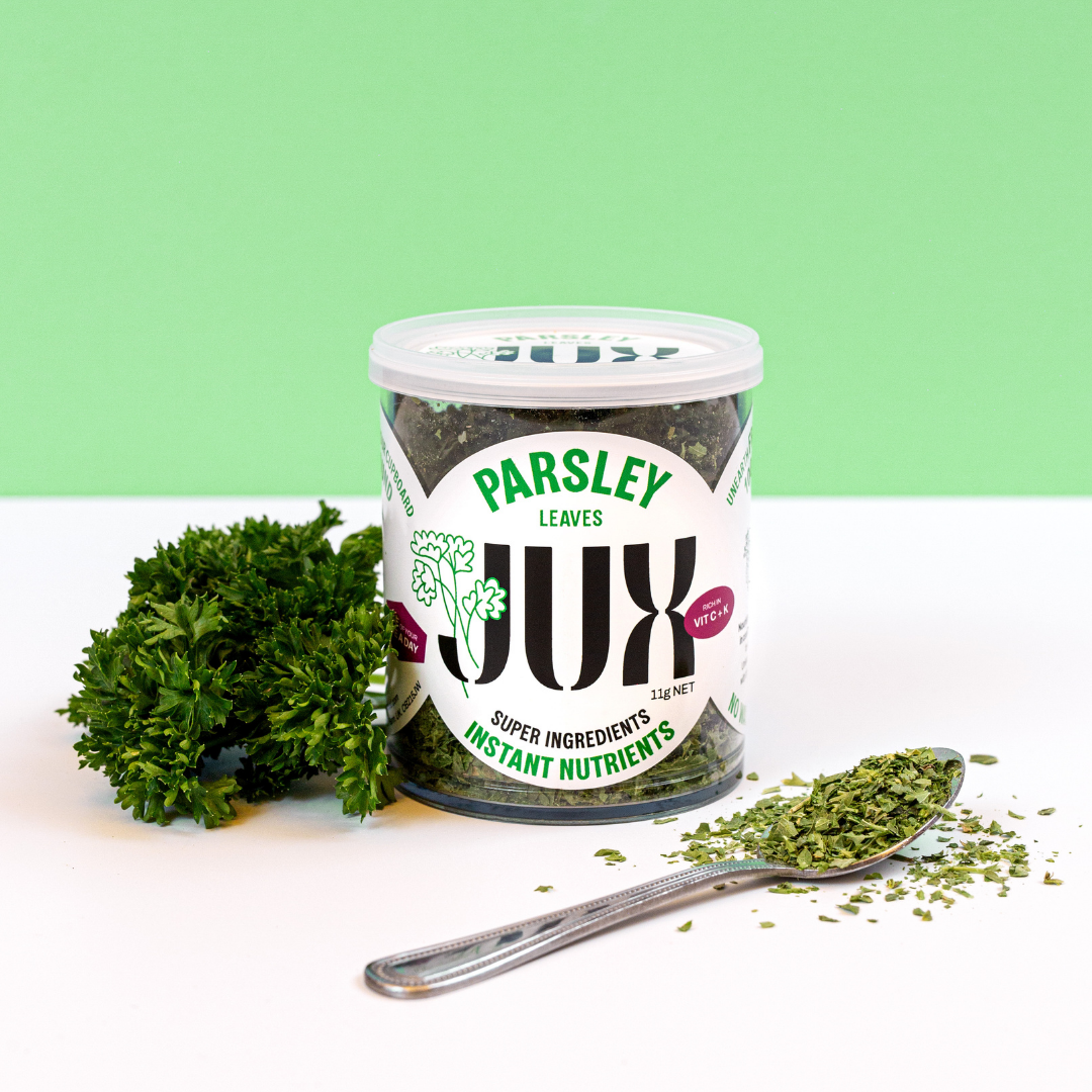 JUX Freeze-dried Parsley in its pot and on a teaspoon next to fresh parsley