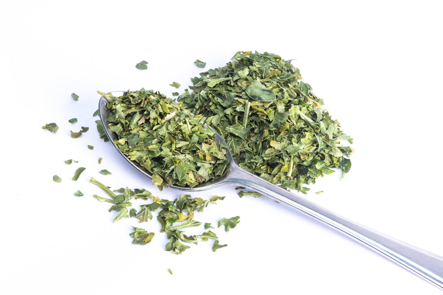 JUX Freeze-dried Parsley leaves on a teaspoon