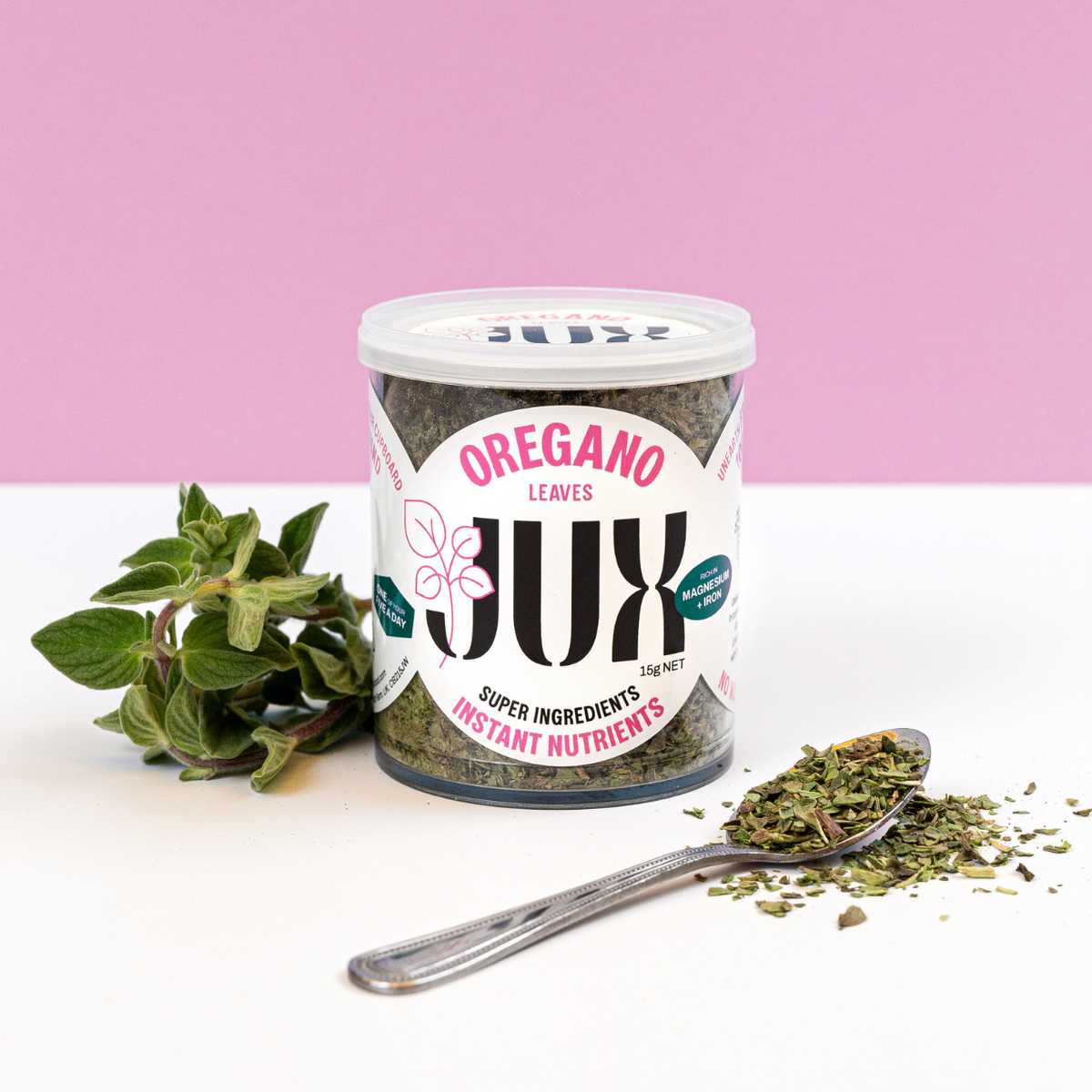 JUX Freeze-dried chopped Oregano pot next to fresh oregano leaves and a teaspoon of JUX oregano