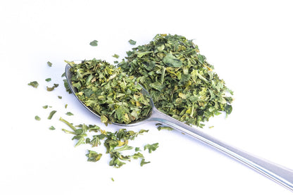 JUX Freeze-dried Parsley leaves on a teaspoon