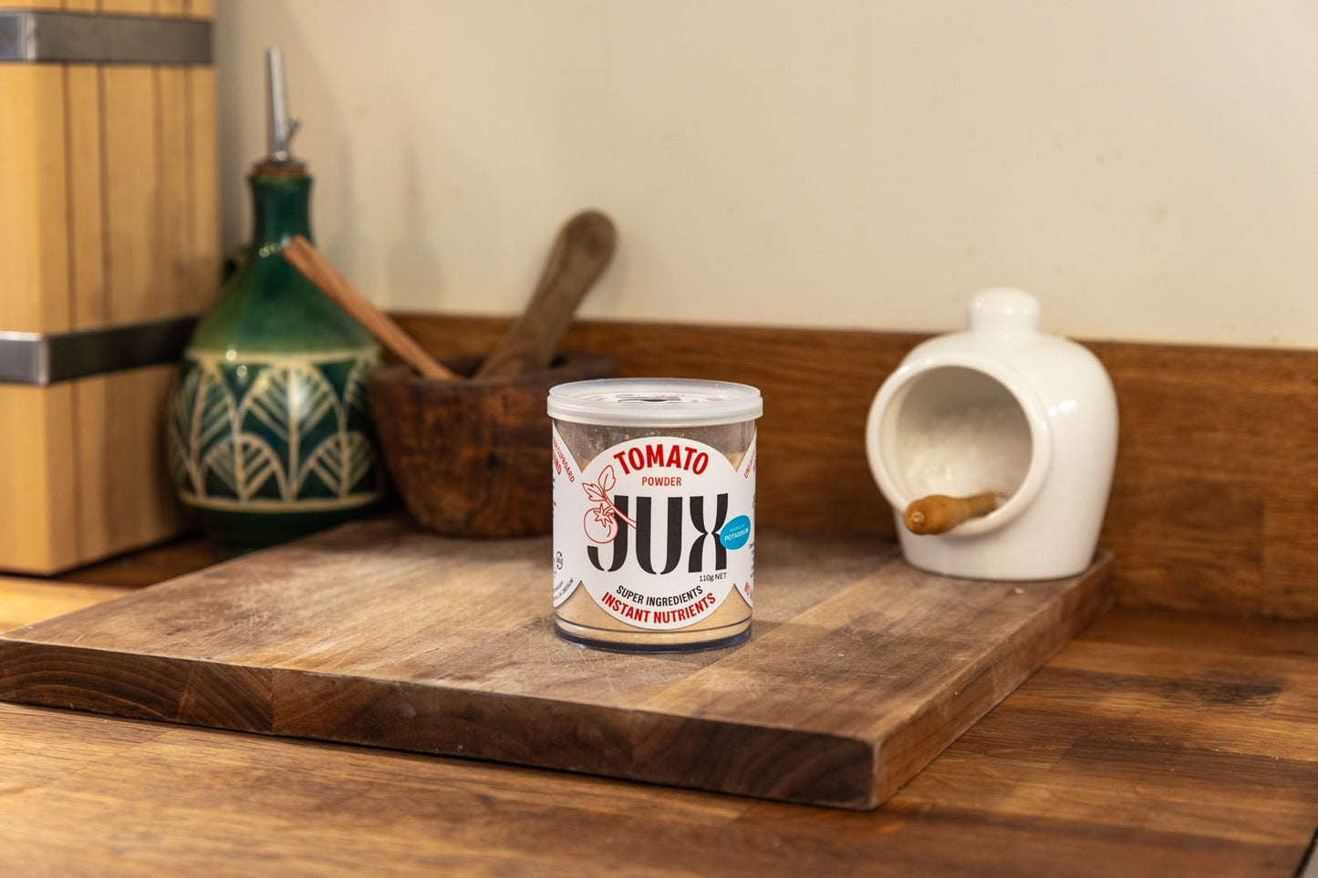 JUX food freeze dreid Tomato powder pot in a kitchen